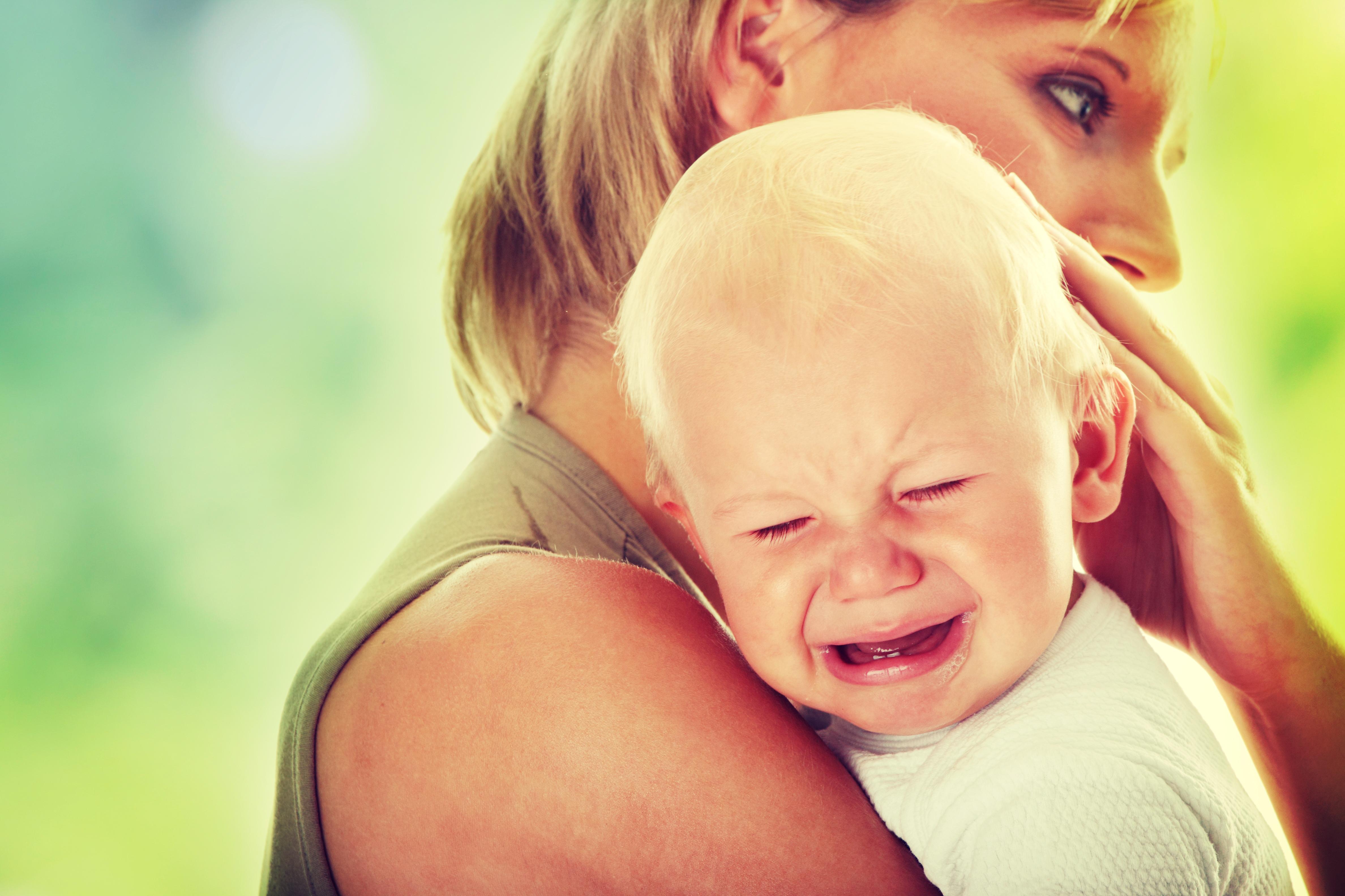 Почему плакали матери. Мать с ребенком. Женщина с ребенком. Мама с плачущим ребенком. Мама успокаивает младенца.