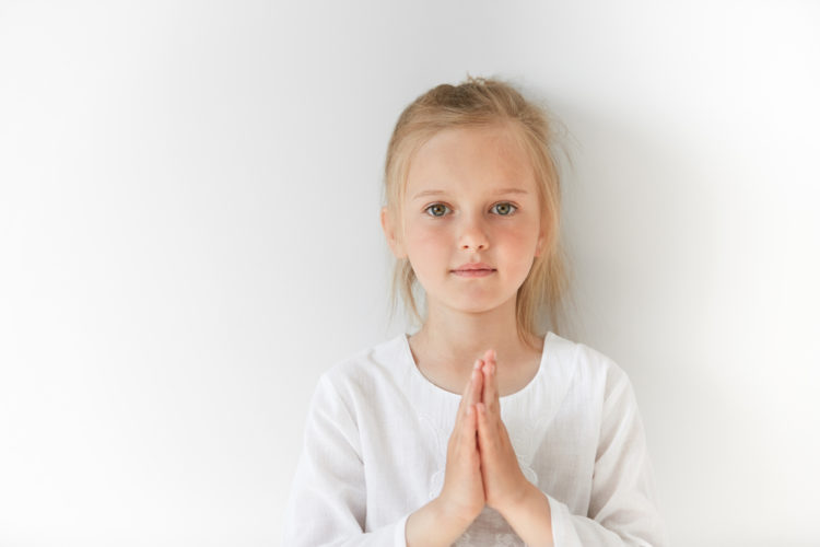 shutterstock_431764876 kids school meditate