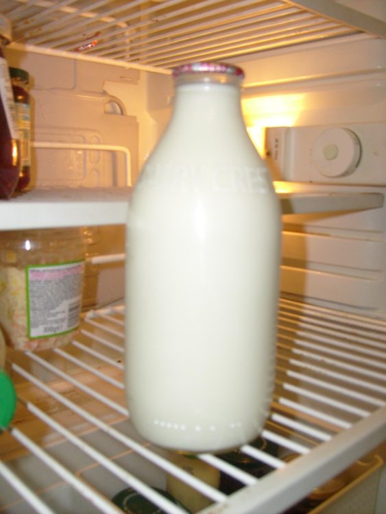 Dairy_Crest_Semi_Skimmed_Milk_Bottle
